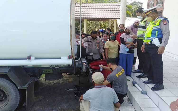 Satlantas Polres Barito Timur Bantu Primkoppol Jual Minyak Goreng Murah di Kecamatan Paku