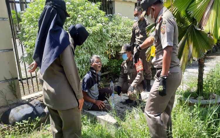 Lelaki Tua Ini Kantongi Uang Jutaan Rupiah dari Mengemis