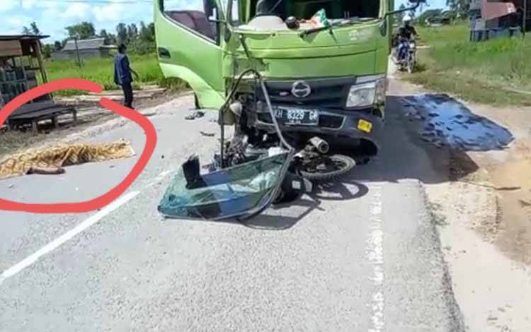 Pemotor Tewas Usai Motornya Tabrak Truk