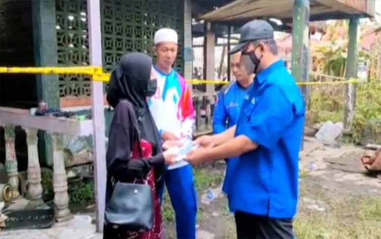 Prihatin Musibah Kebakaran Rumah Warga, Anggota DPRD Kapuas Ini Salurkan Bantuan