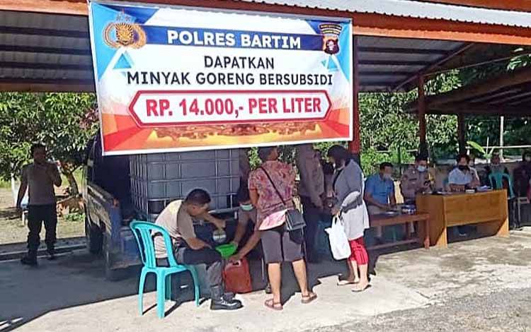 Minat Warga Tinggi, Jatah Minyak Goreng Murah di Polsek Benua Lima Langsung Habis