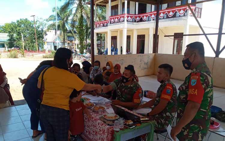 Kodim Lamandau Salurkan BLT Minyak Goreng untuk Ribuan PKL dan Pemilik Warung
