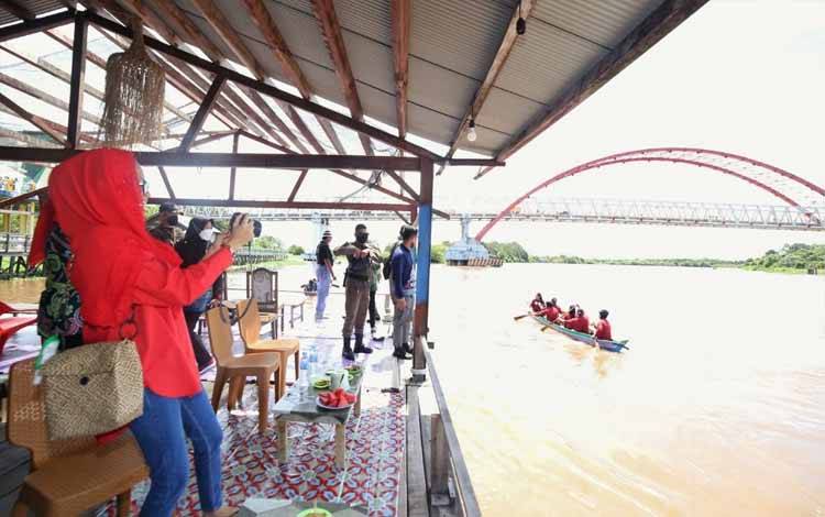 Ivo Sugianto Sabran Antusias Saksikan Lomba Jukung Tradisional