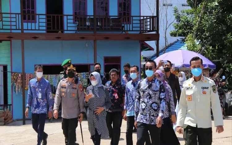 Wakil Bupati Barito Utara Tinjau Pilkades Serentak