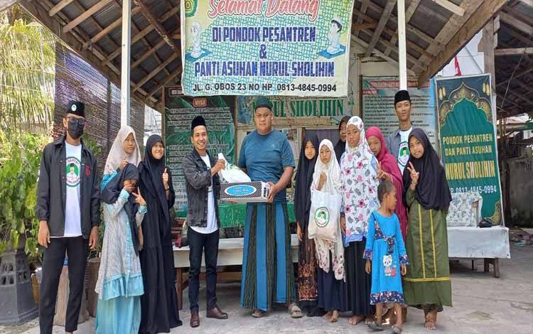Santri Dukung Ganjar Kalteng Diskusi Keislaman dan Bagikan Sembako ke Pesantren