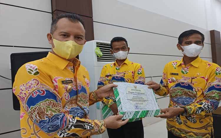 Bupati Gunung Mas Serahkan Penghargaan Capaian Vaksinasi Covid-19