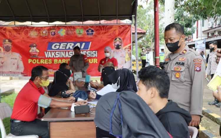 Polres Barito Timur Padukan Kegiatan Vaksinasi dan Penjualan Minyak Goreng Murah