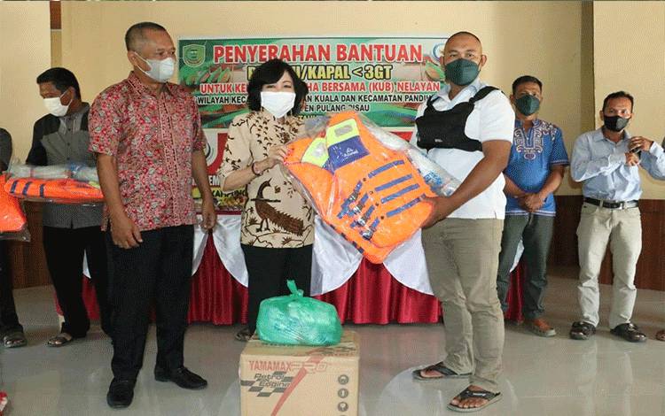 Bupati Pulang Pisau Serahkan Bantuan untuk Nelayan