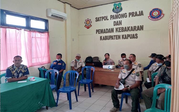 Personel Satpol PP dan Damkar Kapuas Ikuti Sosialisasi Penyusunan Sasaran Kinerja Pegawai