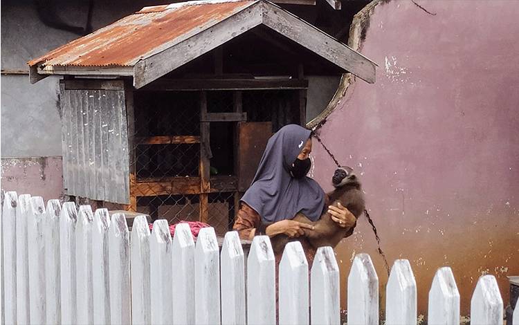 Serah Terima Owa Berlangsung Haru, Majikan Tak Kuasa Menahan Tangis