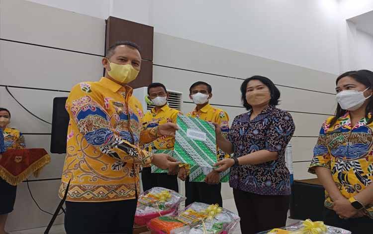 Bupati Gunung Mas Serahkan Penghargaan kepada Puskesmas Tampang Tumbang Anjir karena Ini