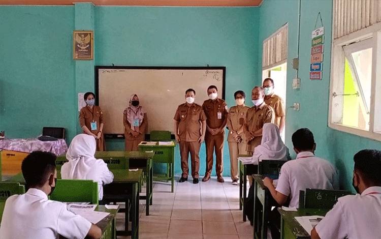 Bupati Kotim Pantau Ujian Sekolah SMP
