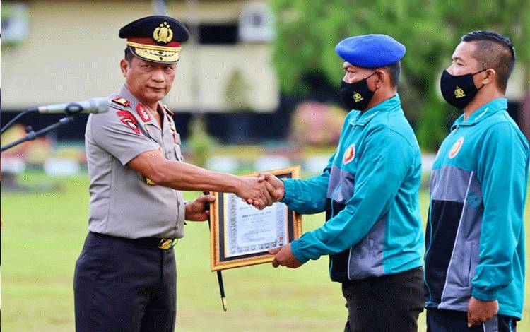 9 Anggota Polda Kalteng Berprestasi Bidang Olahraga Diberi Penghargaan