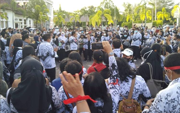 Guru Sertifikasi Demo ke DPRD Kalteng, Tolak ini