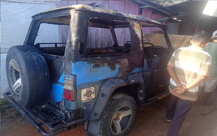 Korsleting Saat Cas Accu, Mobil Warga Desa Bumi Harjo Terbakar