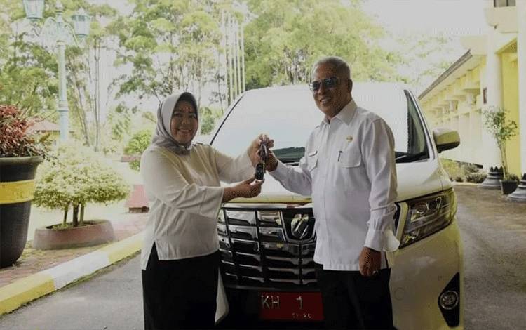 Masa Jabatan Bupati Berakhir, Nurhidayah Kembalikan Mobil Dinas ke Pemkab Kobar