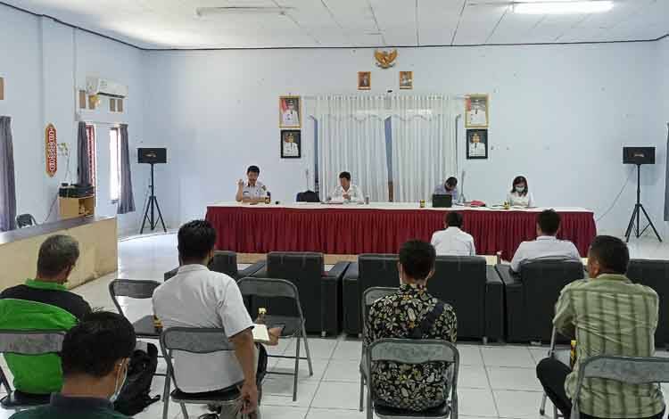 Camat Dusun Timur Rapat Koordinasi dengan Investor BUMDes Bersama