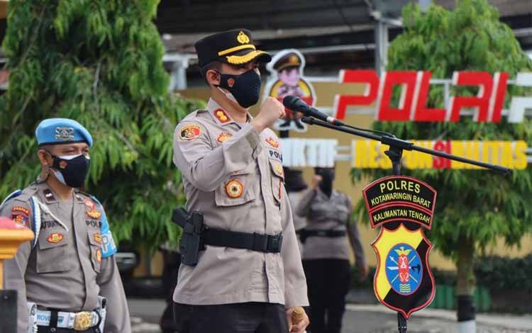 Antisipasi Dampak Banjir Rob, Kapolres Kobar Pimpin Apel Gelar Personel dan Sarpras