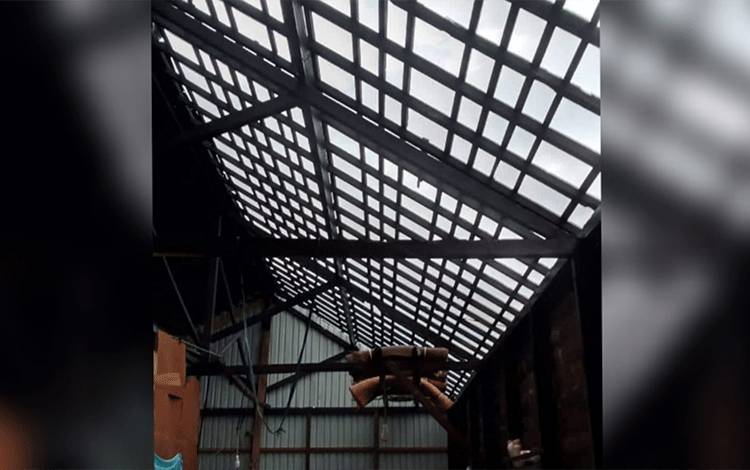 Angin Puting Beliung Rusak 1 Rumah Warga Desa Handiwung