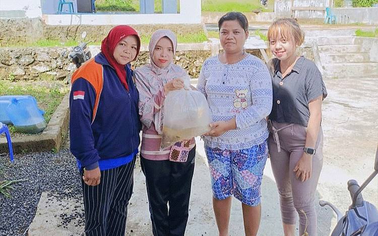 Pemdes Malintut di Barito Timur Bagikan Benih Ikan ke Warga