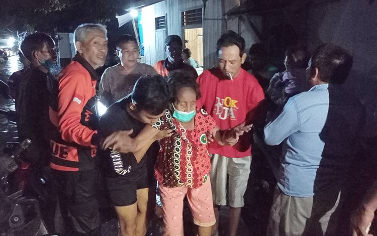 Relawan Matabu Jaya dan BPBD Evakuasi Lansia Terjebak Banjir di Tamiang Layang