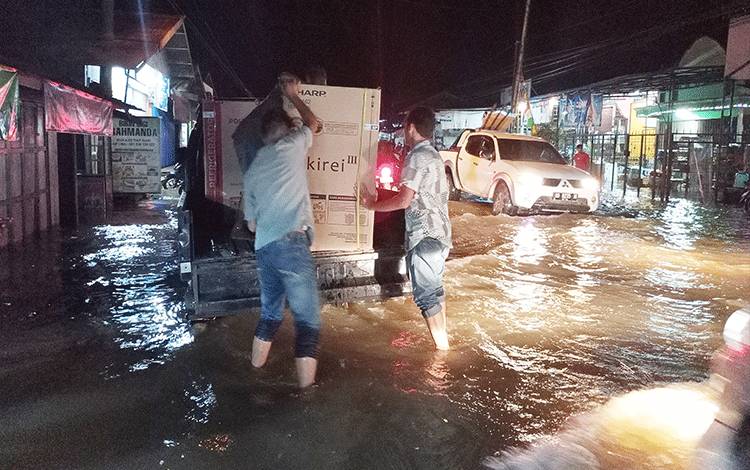 Penjual Barang Elektronik di Tamiang Layang Ungsikan Dagangan Akibat Banjir