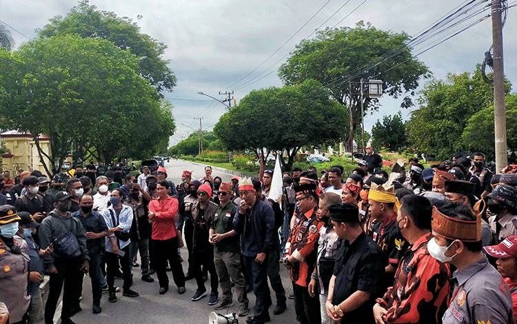 Ratusan Masyarakat Gelar Aksi Tolak Vonis Bebas Terdakwa Sabu