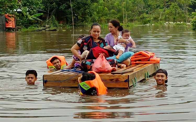 Relawan BPK Samuja Evakuasi Warga di Lokasi Titik Banjir
