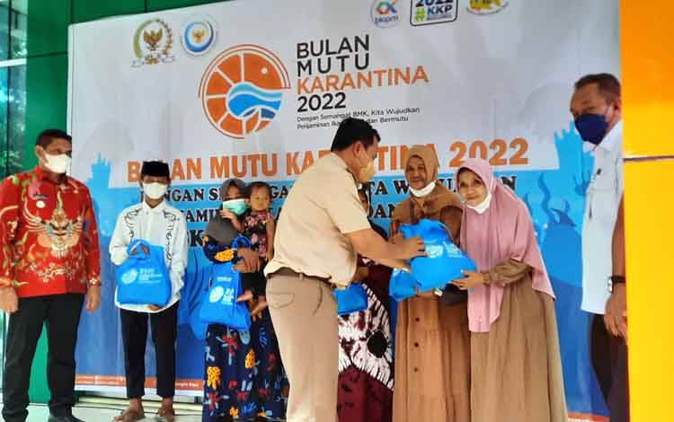 Ratusan Paket Ikan Sehat Bermutu Diserahkan untuk Kobar