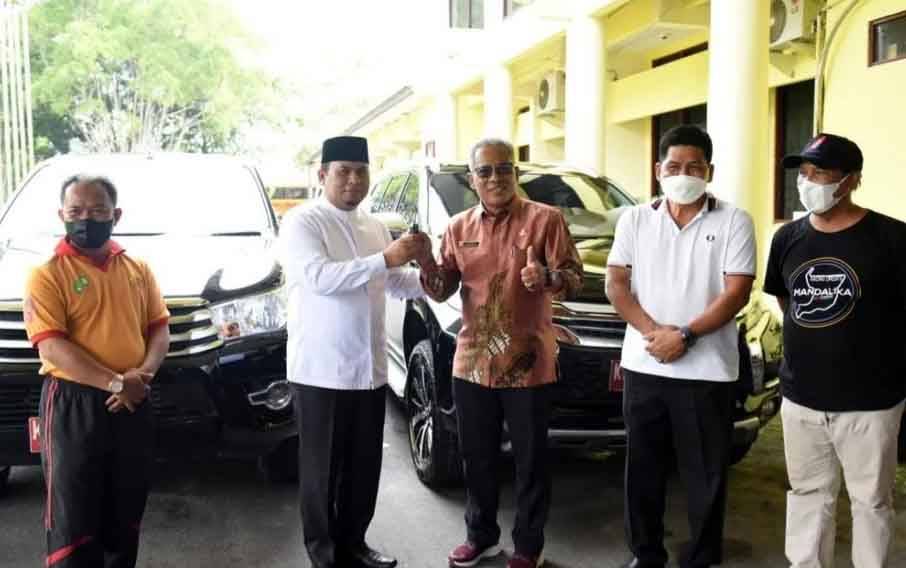 Ahmadi Riansyah Serahkan Mobil Dinas ke Pemkab Kobar