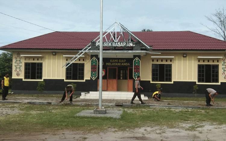 Personel Polsek Basarang Tanamkan Disiplin Jaga Kebersihan