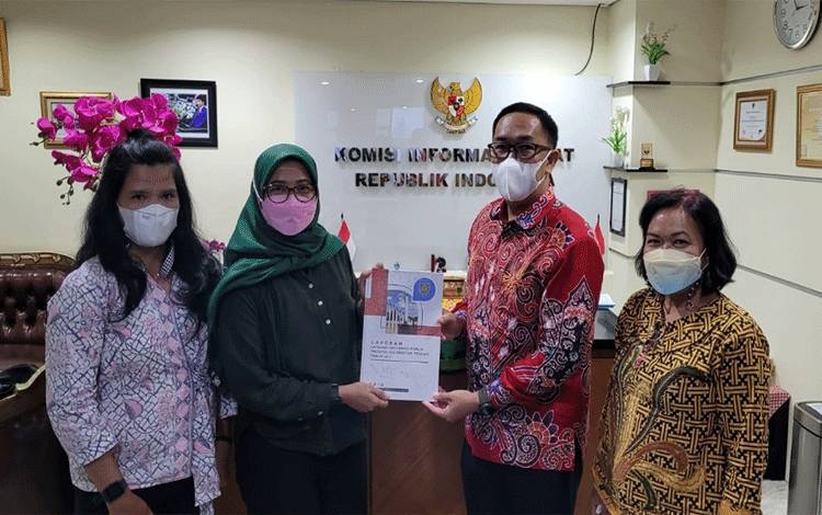 PPID Kalteng Serahkan Laporan Layanan Keterbukaan Informasi Publik
