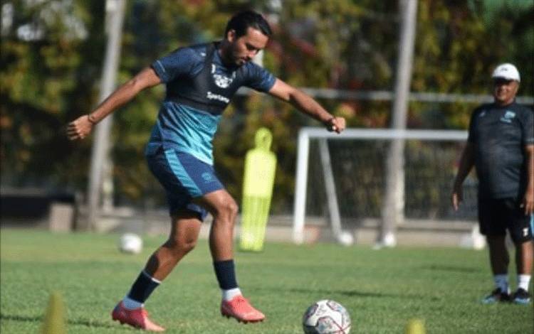 Ezra Sebut Pemusatan Latihan Persib Bandung Akan Buat Tim Berkembang