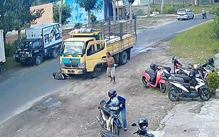 VIDEO: Detik-detik Truk Tabrak Pemotor dari Belakang di Pangkalan Bun