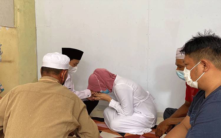 VIDEO: Prosesi Pernikahan Tersangka Kasus Penelantaran Anak di Mapolres Kobar