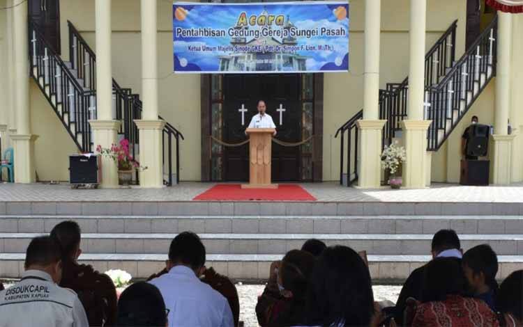 Hadiri Pentahbisan Gereja GKE Sei Pasah, Ini Harapan Bupati Kapuas
