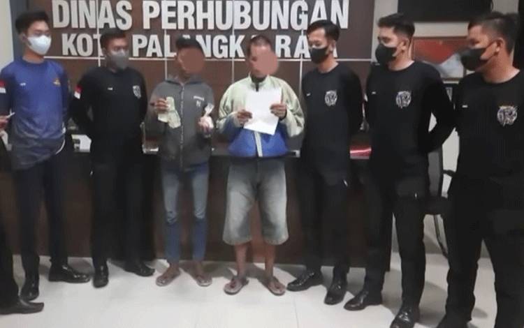 2 Pria Ini Nekat Jadi Jukir Liar Demi "Ngelem"