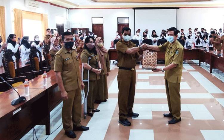 Sekretariat DPRD Kapuas Gelar Pelepasan Satu ASN Masuki Purna Tugas
