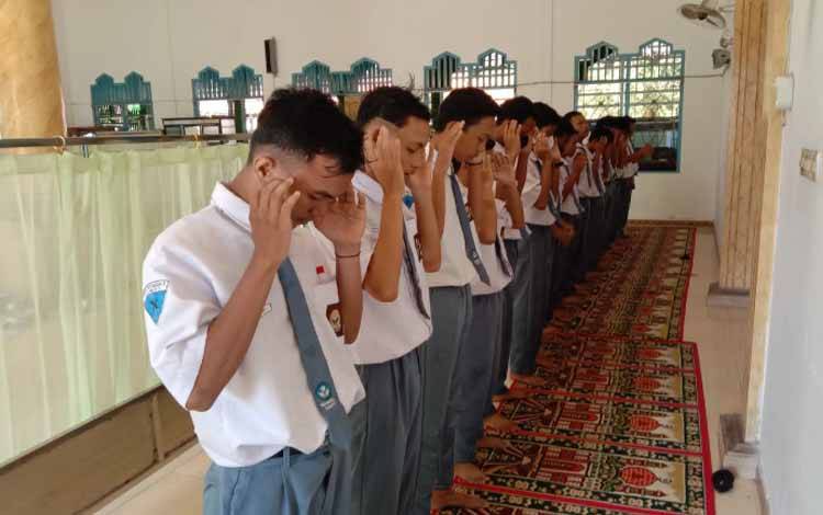 Siswa SMAN 3 Sampit Dibiasakan Melaksanakan Salat Dhuha
