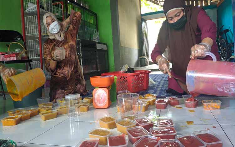 Warga Sampit Ini Olah Minyak Jelantah Jadi Sabun Cuci