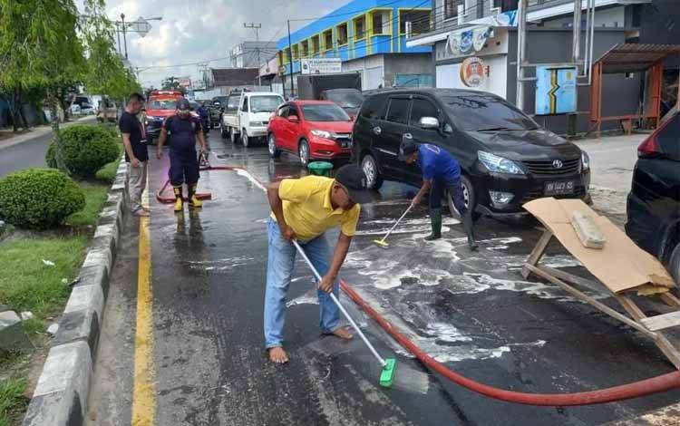 Bersihkan Tumpahan Solar, Petugas Damkar Kobar Sikat Badan Jalan
