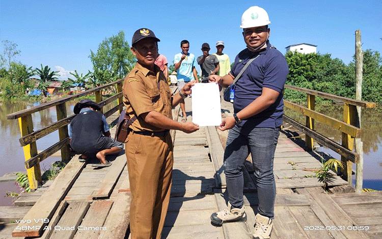 PT MKM Salurkan CSR Perbaikan Jembatan Belanti Siam