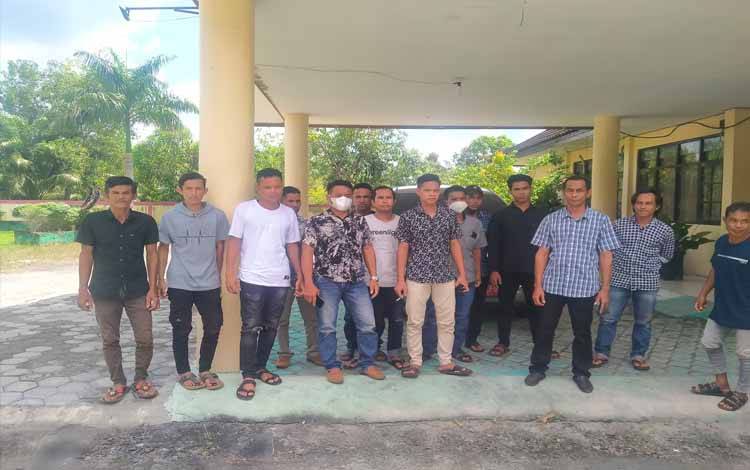 Warga Desa Patai Mengaku Diusir saat Datangi Dinas Koperasi Kotim