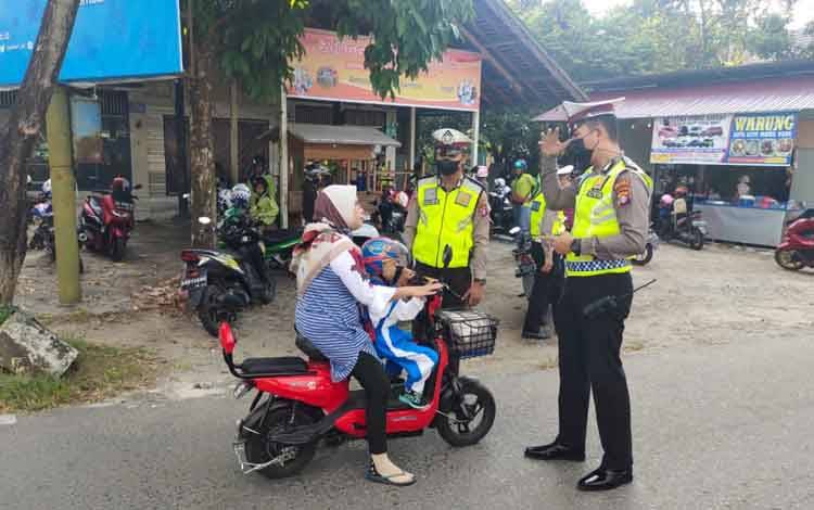 Satlantas Polres Kapuas Edukasi Pengguna Sepeda Listrik agar Taat Aturan