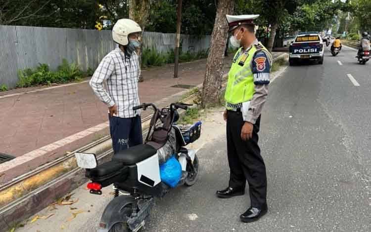 Pengguna Sepeda Motor Listrik mulai Marak di Pangkalan Bun, Satlantas Polres Kobar Berikan Imbauan