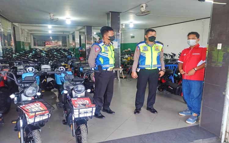 Polisi Berikan Penyuluhan kepada Penjual Sepeda Listrik