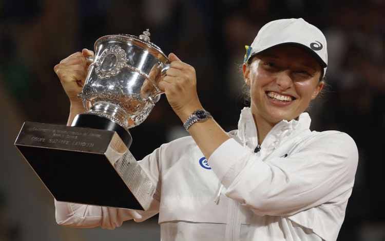 Bukan Tandingan Gauff, Iga Swiatek Juarai French Open 2022