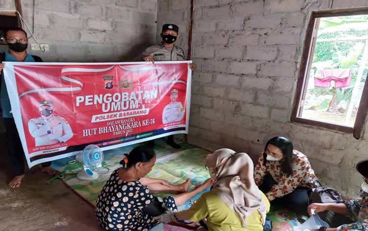 Sambut HUT Bhayangkara, Polsek Basarang Bersama Puskesmas Beri Pengobatan Secara Door to Door