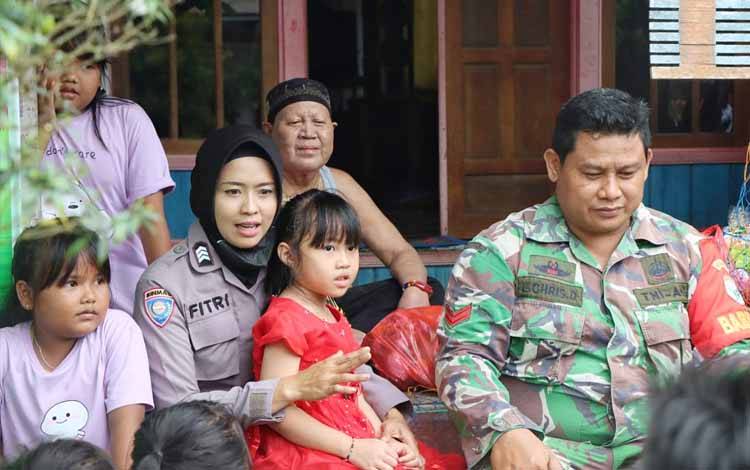 Bhabinkamtibmas dan Babinsa Berikan Trauma Healing Anak Korban Banjir