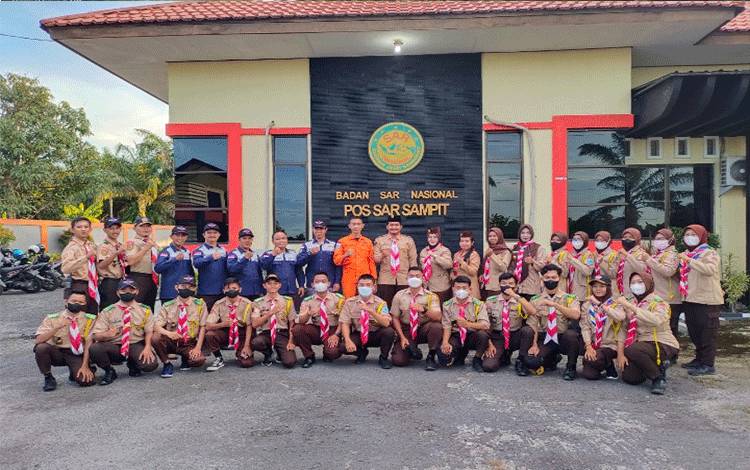 Anggota Pramuka Baamang Diajari Dasar-dasar SAR